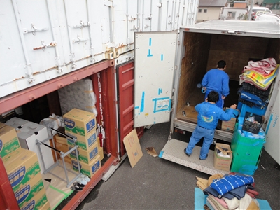 引っ越し業者が荷物一時預かりサービスの搬出をしている写真