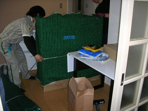 作業中の引っ越し業者