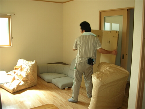 作業中の引っ越し業者