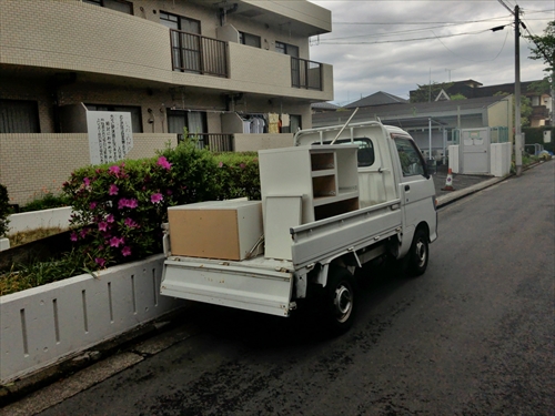 トラックの荷台に引っ越し荷物